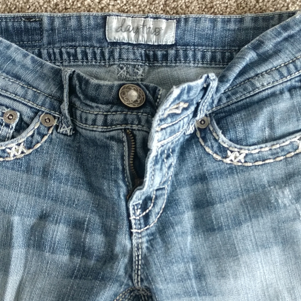 Daytrip jeans, 25R, Virgo bootcut. Frayed look.